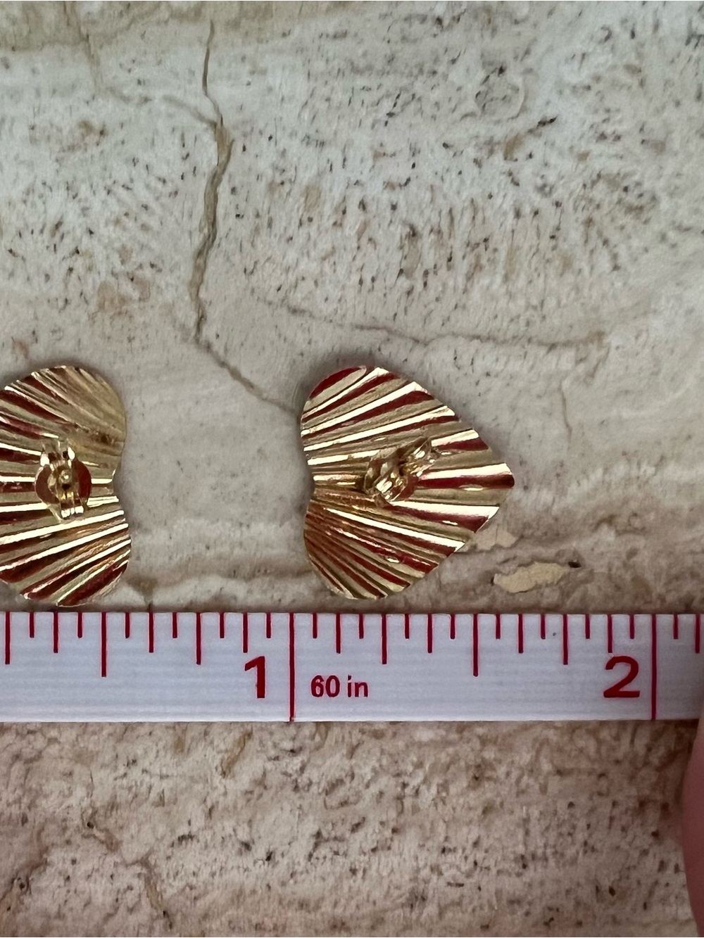 14k solid yellow gold heart earrings 0.9 grams Ribbed stud vintage estate - Picture 6 of 11